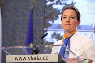 Karolína Peake na tiskové konferenci k návrhu omezení anonymních akcií 