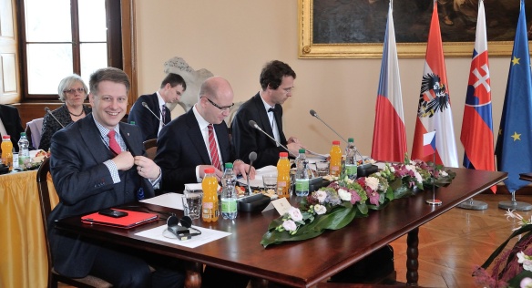 Premiér Bohuslav Sobotka, státní tajemník Tomáš Prouza a náměstek ministra zahraničních věcí Petr Drulák.