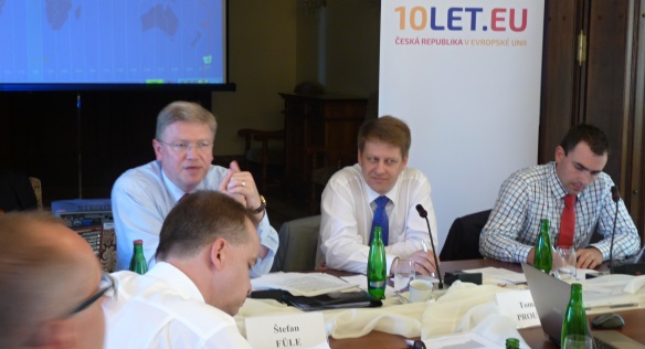 Komisař Štefan Füle a státní tajemník pro evropské záležitosti Tomáš Prouza.