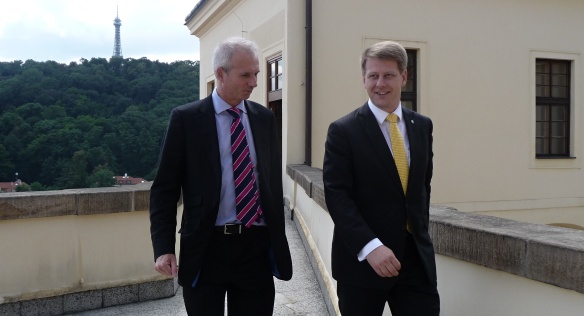 Státní tajemník pro evropské záležitosti Tomáš Prouza s ministrem pro Evropu Velké Británie Davidem Lidingtonem.