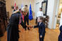 Monika Babišová se po příjezdu na ambasádu zdraví se synem českého velvyslance, 3. září 2019.