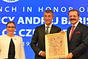 Premiér Babiš dostal od předsedy turecké obchodní komory Rifata Hisarcikliogla Piriho mapu obchodních tras, 3. září 2019.