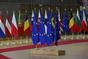 Prostranství před jednacím sálem vždy zdobí vlajky Evropské unie a jednotlivých členských států, 13. prosince 2019.