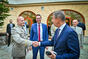Premiér Babiš se před zahájením ceremoniálu zdraví s generálmajorem Petrem Procházkou, 22. června 2021.