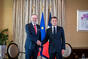 Premiér Fiala se v Bratislavě setkal s francouzským prezidentem Macronem, 31. května 2023.