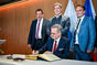 Český premiér Petr Fiala se podepisuje do Zlaté knihy města Cham, 8. července 2024.