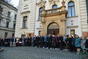 Premiér uctil společně se zaměstnanci ÚV ČR minutou ticha památku obětí teroristických útoků ve Francii, 16. listopadu 2015.