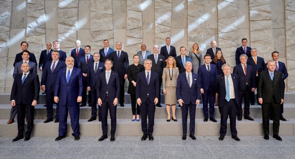 Představitelé členských států NATO se na mimořádném summitu zabývali reakcí na ruskou agresi vůči Ukrajině, 24. března 2022. Zdroj: NATO