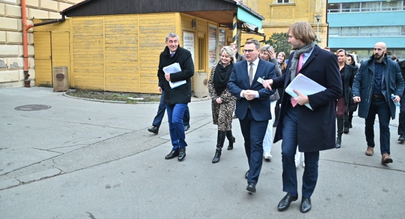 Premiér Babiš a vicepremiérka Schillerová si prohlížejí jedno z nových pracovišť pro výuku studentů, 15. ledna 2020.