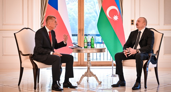 Prezident Ázerbájdžánu Ilham Alijev a český premiér Andrej Babiš na společném jednání v prezidentské rezidenci v Gabale, 27. dubna 2026.