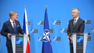 Český premiér Petr Fiala a předseda Evropské rady Charles Michel se chytají na začátek summitu v Bruselu, 24. června 2022.