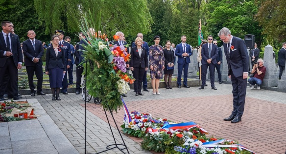 Premiér Petr Fiala uctil u památníku na Olšanských hřbitovech památku padlých vojáků Rudé armády, 8. května 2022.