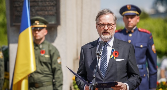 Premiér Petr Fiala uctil u památníku na Olšanských hřbitovech památku padlých vojáků Rudé armády, 8. května 2022.