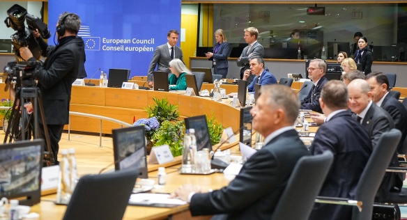 Český premiér Petr Fiala čeká s dalšími lídry zemí EU na zahájení mimořádného summitu Evropské rady, 17. dubna 2024.
