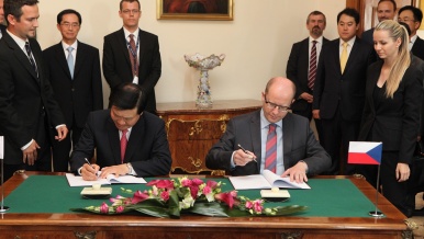 29. července 2014: Premiér Sobotka a prezident společnosti Hyundai Mobis Myung Chul Chung podepsali smlouvu o investici Hyundai Mobis v ČR.
