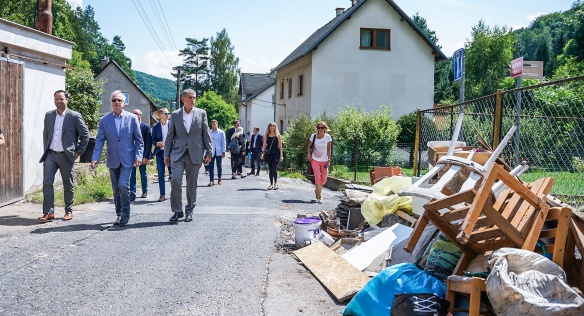 V doprovodu primátora Děčína Jiřího Anděla si premiér Babiš prohlédl poškozené ulice v místní části Bělá, 27. července 2021.