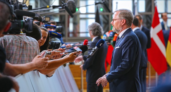 Český premiér Petr Fiala a předseda Evropské rady Charles Michel se chytají na začátek summitu v Bruselu, 24. června 2022.