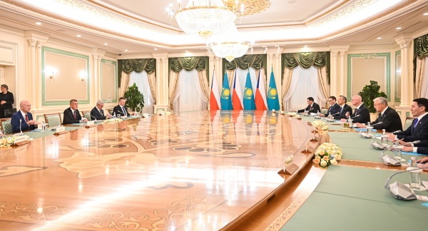 Společné jednání delegací českého premiéra Andreje Babiše a prezidenta Kazachstánu Kasyma-Žomarta Tokajeva v Astaně, 29. dubna 2026.