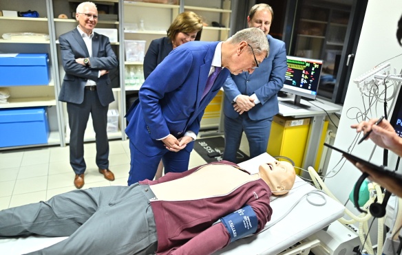 Premiér Babiš a vicepremiérka Schillerová si prohlížejí jedno z nových pracovišť pro výuku studentů, 15. ledna 2020.