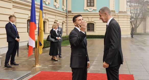 Ukrajinský prezident Volodymyr Zelenskyj vítá českého premiéra Andreje Babiše před budovou Kanceláře prezidenta Ukrajiny, 19. listopadu 2019.