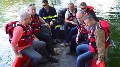 21. září 2014: Premiér společně s ministrem vnitra a krajskými zástupci při cestě po povodněmi zasažené Moravě. 