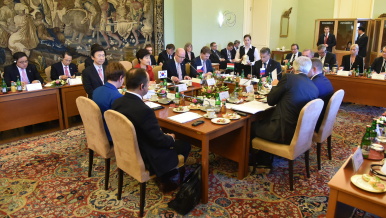 3. prosince 2015: V Praze se na summitu sešli předsedové vlád Visegrádské skupiny. Hostem byla prezidentka Korejské republiky Pak Kun-hje.