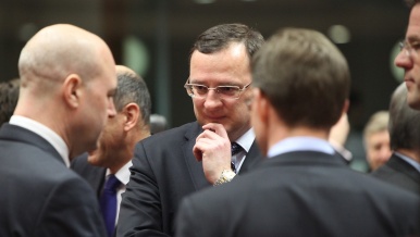 Premiér Petr Nečas na Evropské radě diskutuje se svým švédským protějškem Fredrikem Reinfeldtem, 14. března 2013