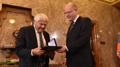 27. října 2016: Předání medaile Karla Kramáře Jiřímu Bradymu. 