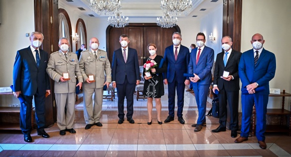 Premiér Andrej Babiš a ministr obrany Lubomír Metnar s letošními držiteli Ceny Bezpečnostní rady státu, 22. června 2021.