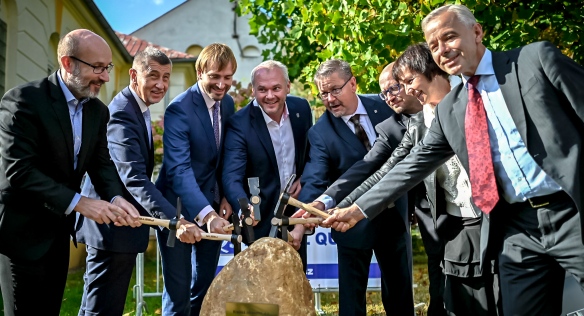 Premiér s ministrem zdravotnictví poklepali na základní kámen nové budovy urgentního příjmu, 30. září 2021.