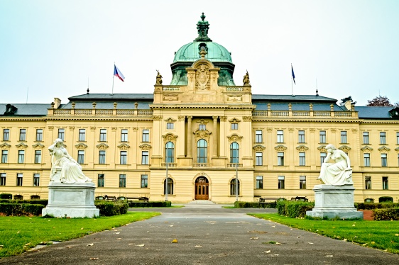 Strakova akademie, sídlo vlády ČR.
