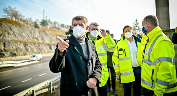Premiér Babiš s vicepremiérem Havlíčkem si prohlédli zmodernizovaný most Vysočina na D1 u Velkého Meziříčí, 28. listopadu 2020.