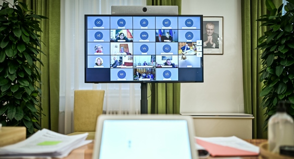 Ve Strakově akademii se uskutečnilo online mimořádné zasedání vlády, 26. listopadu 2021.