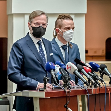 Vládní koalice prosadila ve Sněmovně důležitou novelu pandemického zákona, 2. února 2022