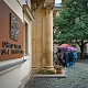 Ani deštivé počasí neodradilo stovky zájemců vystát si ve sváteční den frontu na prohlídku Strakovy akademie, sídla vlády, 28. září 2022.