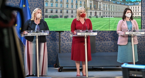 O výsledcích jednání vlády novináře informovali ministryně K. Dostálová, A. Schillerová a J. Maláčová a ministr A. Vojtěch, 13. září 2021.