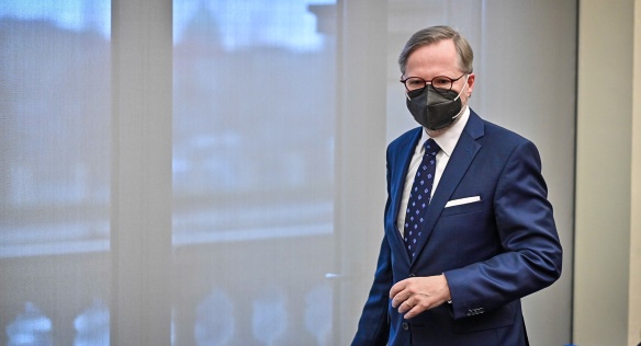 Na tiskové konferenci po úvodním jednání vlády před novináři vystoupili nový premiér Petr Fiala a jeho místopředsedové, 17. prosince 2021.