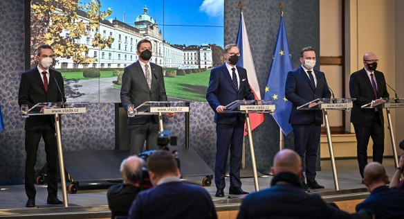  Na tiskové konferenci po úvodním jednání vlády před novináři vystoupili nový premiér Petr Fiala a jeho místopředsedové, 17. prosince 2021.