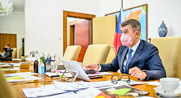 Premiér Andrej Babiš řídí videokonferenční jednání vlády, na němž kabinet rozhodl například o prodloužení programů Antivirus, 21. prosince 2020.