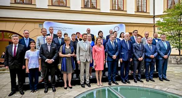Joint photo of members of the government and the European delegation led by the President of the European Parliament Roberta Metsola, 16 June 2022.