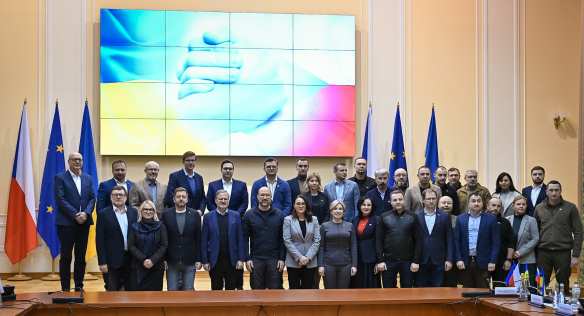 Společné foto zástupců vlád České republiky a Ukrajiny, 31. října 2022.