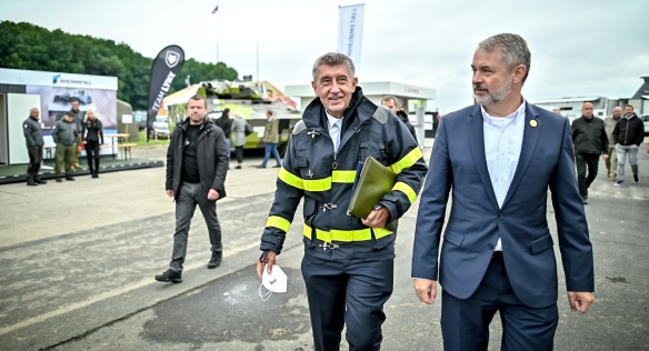 Předseda vlády Andrej Babiš si na Dnech NATO v Ostravě prohlédl i speciální výbavu zdravotnických záchranářů, 19. září 2021.