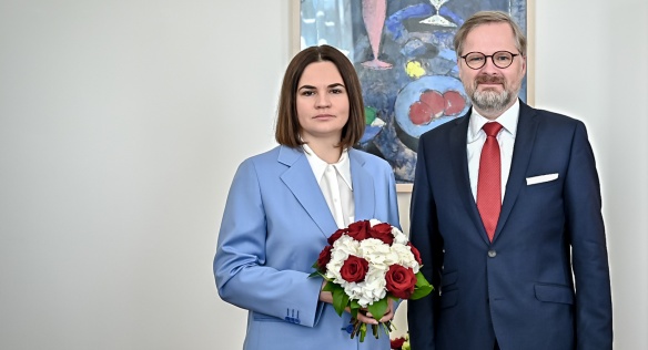 Premiér Petr Fiala se vítá se Světlanou Cichanouskou, 12.května 2022.