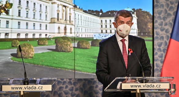 Vláda Andreje Babiše v souladu s Ústavou podala demisi