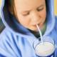 dítě pije mléko - ilustrační foto