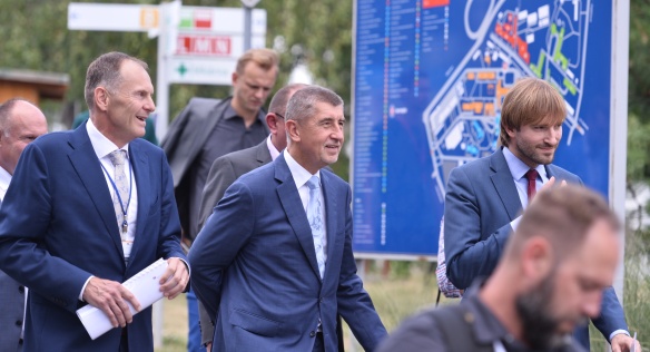 Ředitel Fakultní nemocnice Olomouc Roman Havlík, premiér Babiš a ministr zdravotnictví Vojtěch při návštěvě vlády v Olomouckém kraji, 20. června 2018.