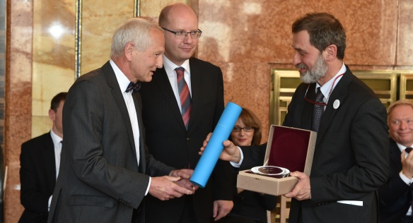 Předseda vlády Bohuslav Sobotka ve čtvrtek 5. května 2016 předal cenu Arnošta Lustiga.