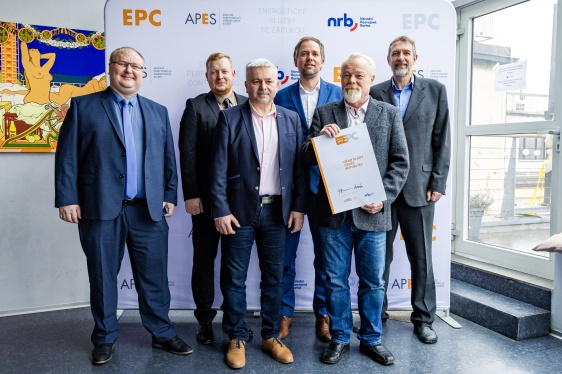Zástupci Úřadu vlády převzali ocenění za energeticky úsporné EPC projekty. Zdroj: APES