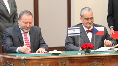Foreign ministers Karel Schwarzenberg and Avigdor Lieberman signed a joint declaration aimed at extending and deepening dialogue between the two countries.
