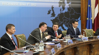 Předseda vlády Petr Nečas mluví 1. června 2012 v Bukurešti s předsedou Evropské komise J.M.Barrosem. Vpravo je premiér Rumunska Victor Ponta.